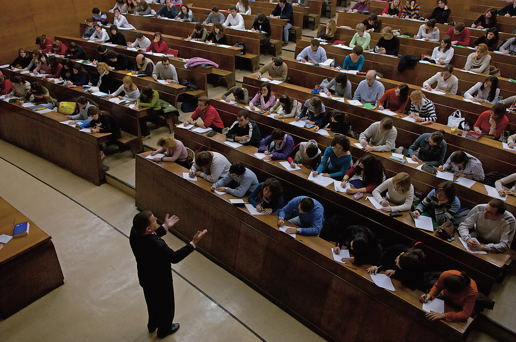 [Imagen: Aula_de_la_Universidad_Complutense_de_Madrid.jpg]