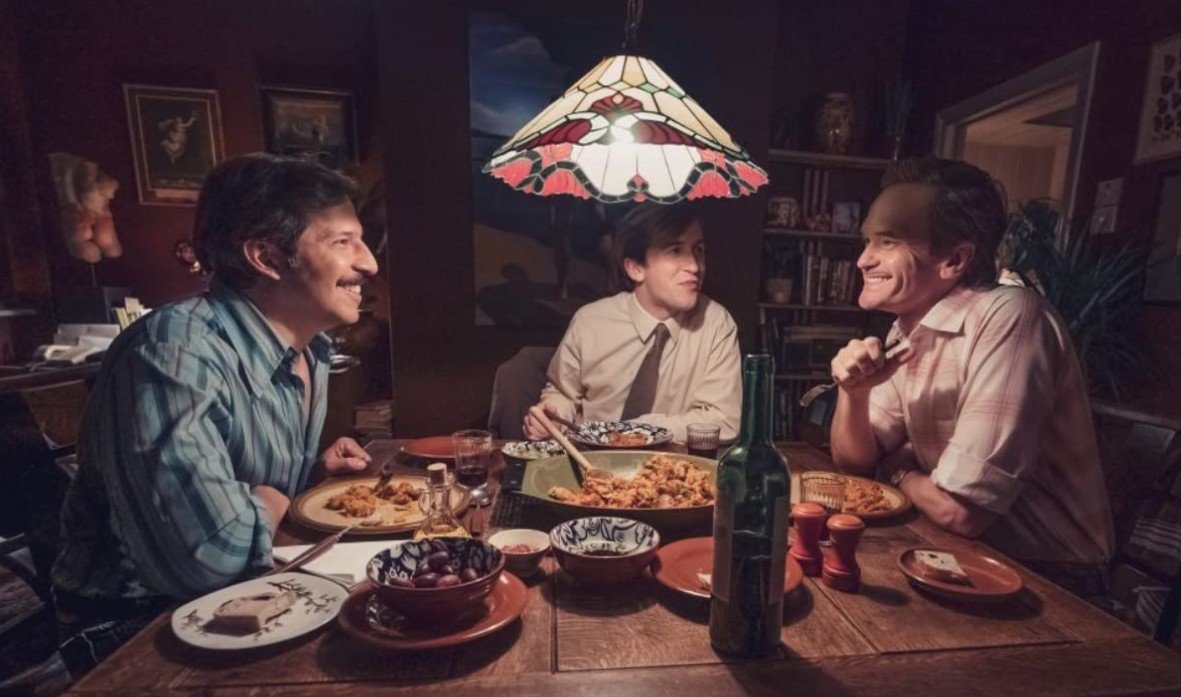 It's a sin Neil Patrick Harris, Callum Scott Howells, y Tatsu Carvalho en It's a Sin