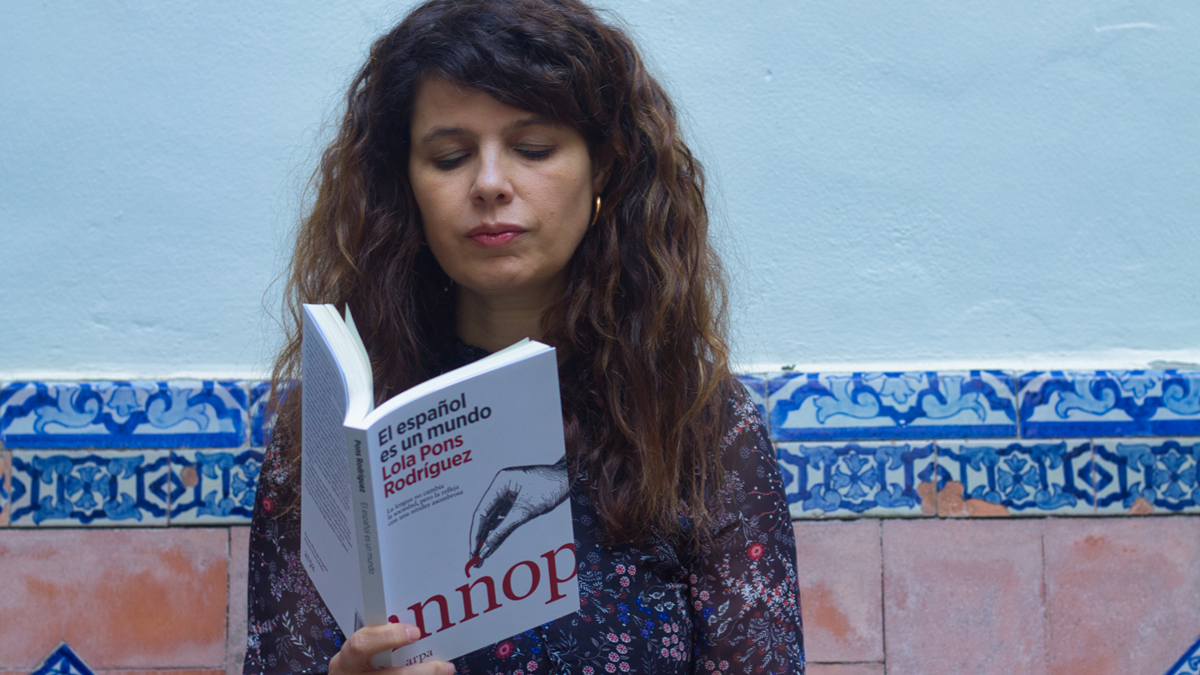 Lola Pons, la filóloga que no tiene miedo a meterse en charcos